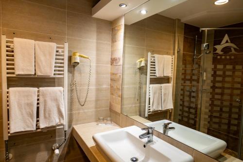 豪伊杜索博斯洛Hotel Atlantis Medical, Wellness & Conference的一间带水槽和镜子的浴室