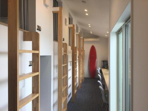 AmakusaSHIMAGO SURFRIDER - Vacation STAY 85442v的走廊上设有一排木门和椅子