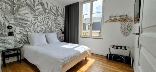 兰斯Appartement Premium dans une belle demeure - Hyper centre-ville de Reims的一间卧室配有床和壁画