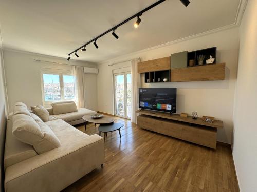 比雷埃夫斯Piraeus center sea view apartment的带沙发和电视的客厅
