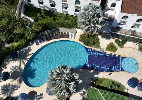 乌巴图巴温布利酒店 的享有棕榈树游泳池的顶部景致