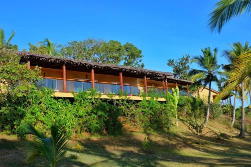 AnjramarangoBelamandy Lodge的棕榈树山丘上的度假屋