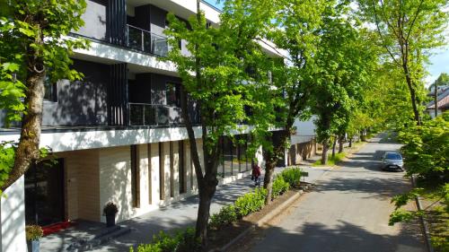 尼赖吉哈佐Ikonik Spa Hotel的建筑前有树木的空街道
