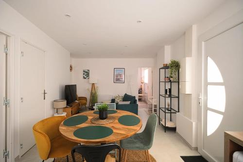 亚眠Dewailly, 3 couchages, élégant, proche centre ville的客厅配有木桌和椅子