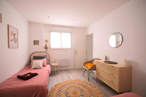 亚眠Dewailly, 3 couchages, élégant, proche centre ville的一间卧室配有一张床、梳妆台和镜子