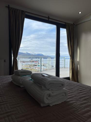 乌斯怀亚Semi-piso in Patagonia Ushuaia Rebate in physical dollar的一间卧室设有一张床,享有海景