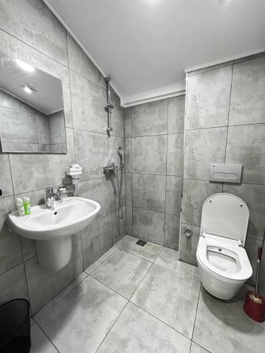 基加利acacus hotel的一间带卫生间和水槽的浴室