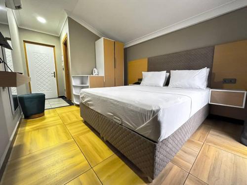 基加利acacus hotel的一间卧室,卧室内配有一张大床