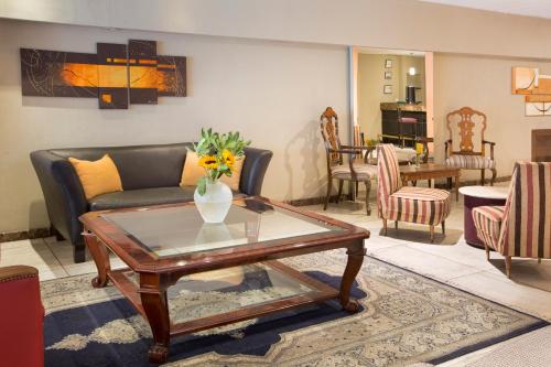 布宜诺斯艾利斯因帕拉酒店的带沙发和咖啡桌的客厅