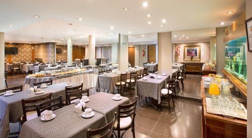 布宜诺斯艾利斯因帕拉酒店的一间在房间内配有桌椅的餐厅