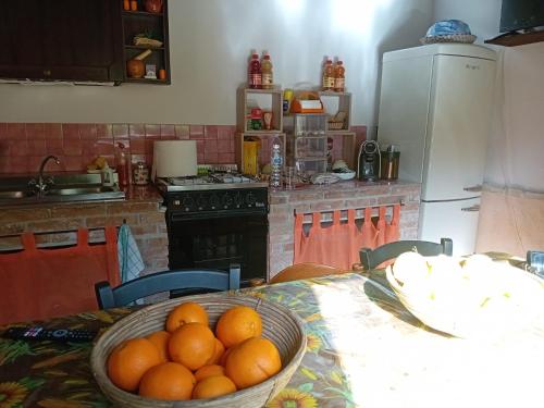 Su Mulinu的坐在厨房桌子上的一碗橙子