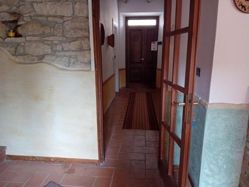 Su Mulinu的走廊上设有门和石墙