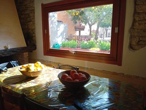 Su Mulinu的一张桌子,上面放着两碗水果,还有一个窗口