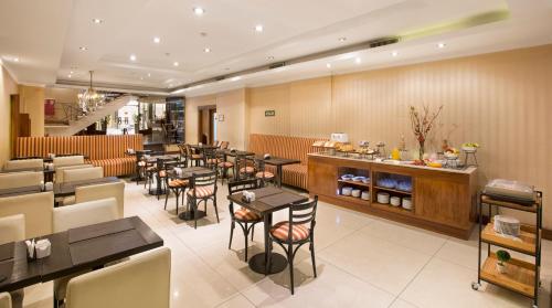 布宜诺斯艾利斯谢尔顿酒店的一间带桌椅的餐厅和一间酒吧