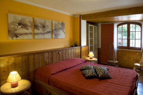 卡斯泰尔诺沃马格拉Casa Vacanze Colline di Luni的一间卧室配有一张红色床罩的床