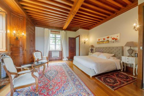 Saint-Lager布里斯特城堡住宿加早餐旅馆的一间卧室配有一张床、一张桌子和一把椅子