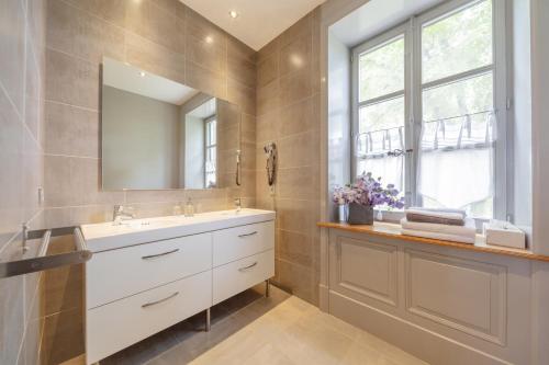 Saint-Lager布里斯特城堡住宿加早餐旅馆的浴室设有白色水槽和镜子