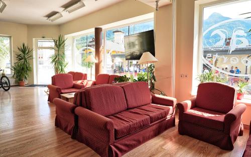 博希尼House Budkovič的客厅配有椅子、沙发和电视