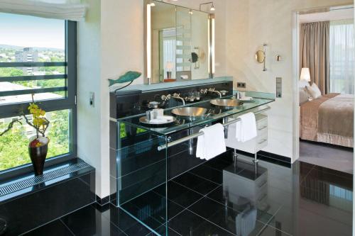威斯巴登威斯巴登杜瑞特帕拉斯酒店的一间带两个盥洗盆和大镜子的浴室