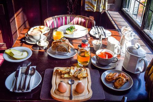 林茅斯旭日酒店的一张木桌,上面有早餐食品