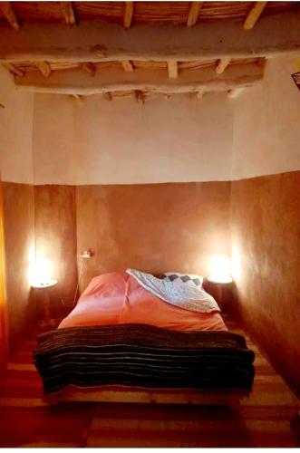 Sidi Bou OthmaneNoé Nomade , chambre privé的房间里的一张床位,上面有两个灯