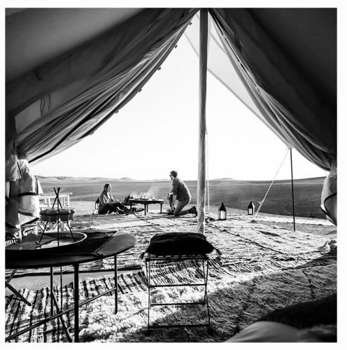 Sidi Bou OthmaneNoé Nomade , chambre privé的一群人坐在海滩上的帐篷里