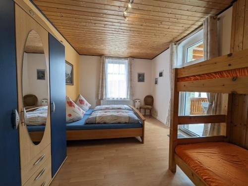 施塔特韦伦Ferienwohnungen Langer的一间小卧室,配有双层床和窗户