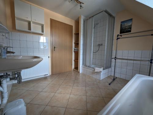 施塔特韦伦Ferienwohnungen Langer的浴室配有盥洗盆和浴缸。