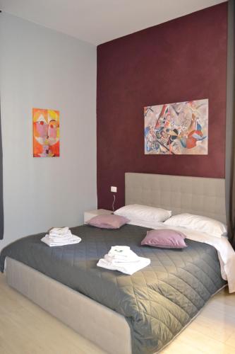 博洛尼亚Casa Beda的一间卧室配有一张大床和两条毛巾