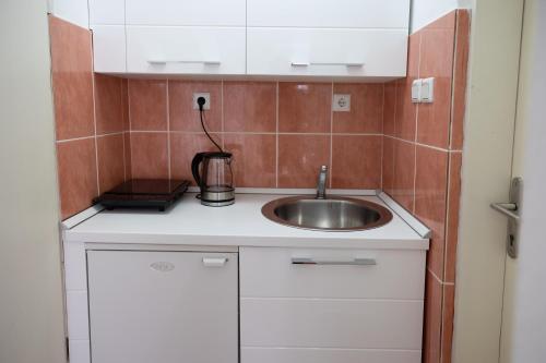 巴尔Apartmani Novkovic的一间小厨房,内设一个水槽