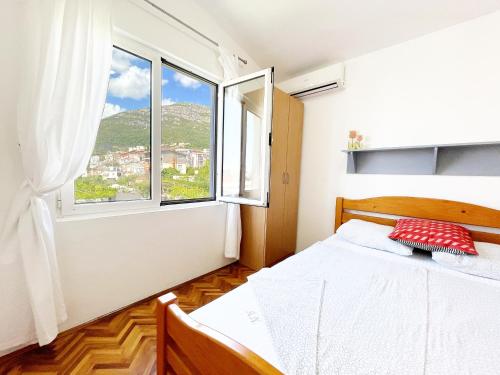 巴尔Apartmani Novkovic的一间卧室设有一张床和一个窗口