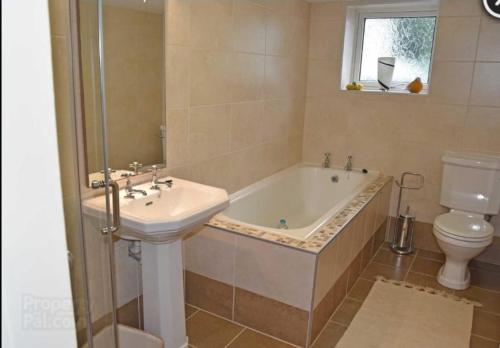 基利贝格斯Mardan House B&B的带浴缸、卫生间和盥洗盆的浴室