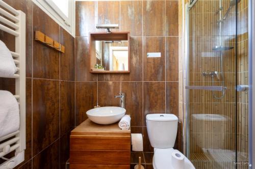 富拉Hotel La Roseraie的一间带水槽、卫生间和淋浴的浴室