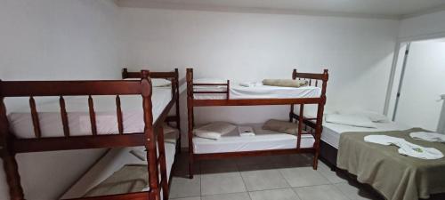 Pousada Casa Amarela Brisa Parque客房内的一张或多张双层床