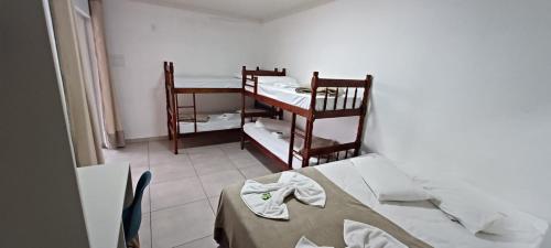Pousada Casa Amarela Brisa Parque客房内的一张或多张双层床