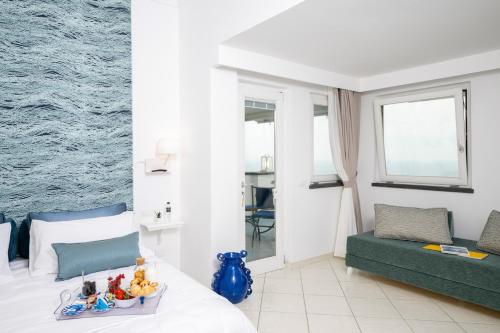 普莱伊亚诺La Divina Amalfi Coast的一间卧室配有一张床,床上备有玩具托盘