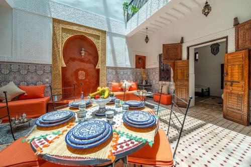 马拉喀什Riad Khadoj-Marrakech-Traditional的客厅配有带盘子的桌子