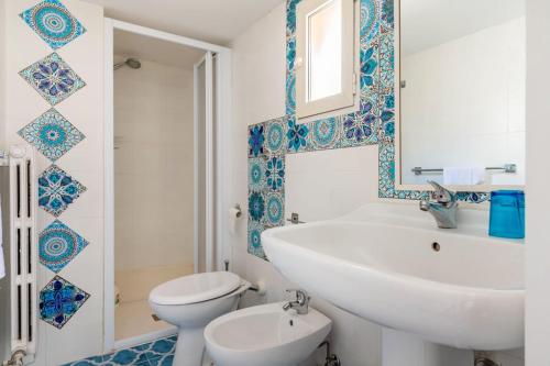 孔韦尔萨诺B&b SAN LORENZO的一间带水槽、卫生间和镜子的浴室