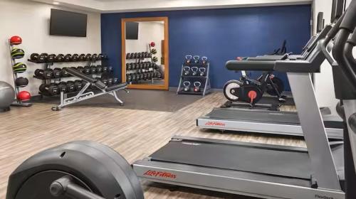 芝加哥Hampton Inn & Suites Chicago Medical District Uic的健身室,健身房设有跑步机和举重器材