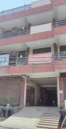 诺伊达Hotel AV Residency Sector 45 Noida的前方有门和楼梯的大建筑