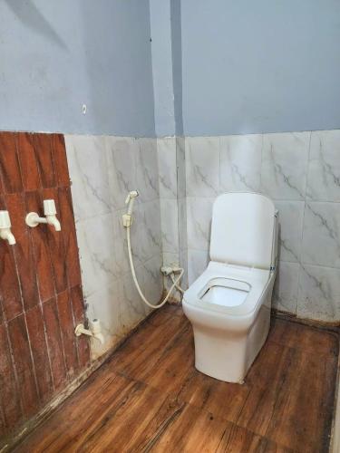 诺伊达Hotel AV Residency Sector 45 Noida的一间位于客房内的白色卫生间的浴室