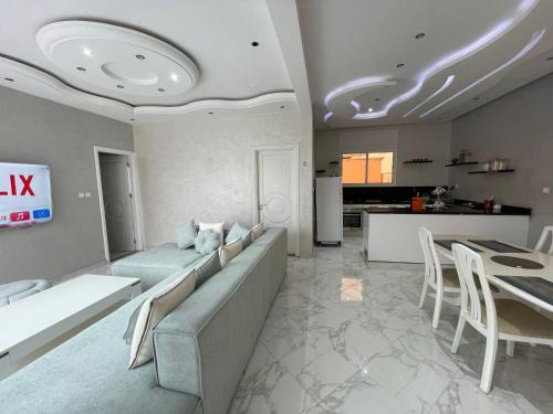 萨菲Luxe appartement vc grand terrasse ( villa )的带沙发的客厅和用餐室
