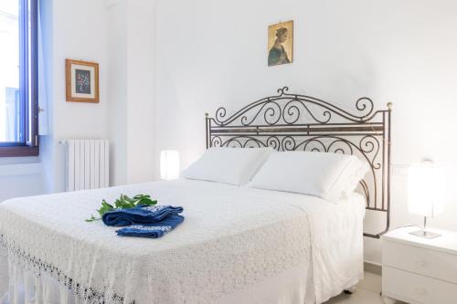 莱韦拉诺Il Melograno的一间卧室配有一张黑色框架的白色床