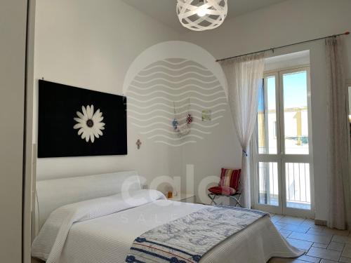 切萨雷奥港Il Timone的白色的卧室设有床和窗户