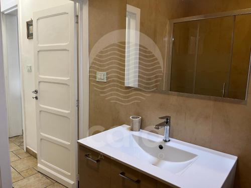 切萨雷奥港Il Timone的浴室设有白色水槽和镜子
