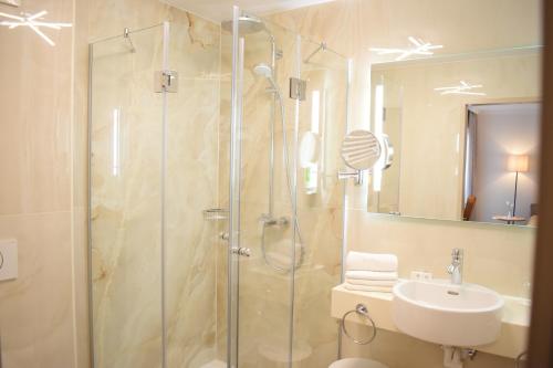 Eibiswald克鲁普菲客乐花园酒店的带淋浴和盥洗盆的浴室