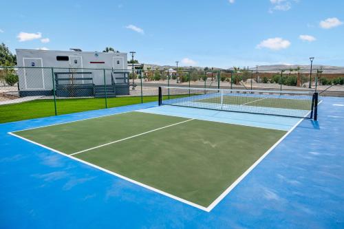 沙漠温泉RV71-Lot- Paradise RV Park的网球场,上面有网球网