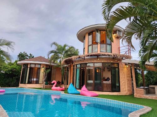 华欣ฺBuena Vista Pool Villa Hua Hin (บ้านพักหัวหิน)的一座房子前面设有游泳池