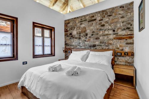 培拉特Vila Meri的卧室配有带毛巾的大型白色床