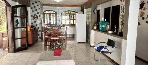 巴拉那瓜Paraíso da ilha的厨房配有冰箱和桌椅